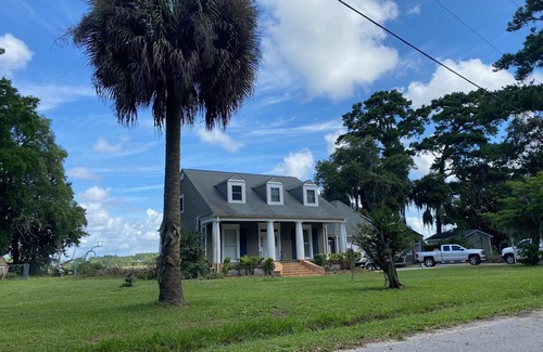 Beaufort House | Large Rustic Home for Marine Graduation and Family Fishing
