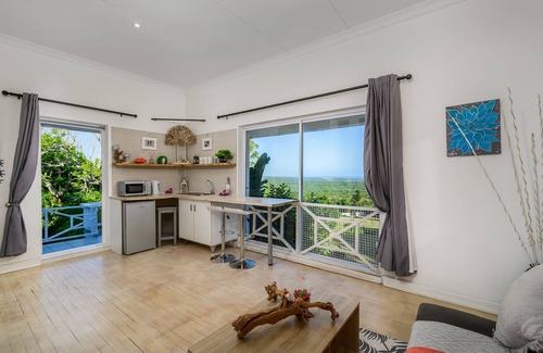 Port Elizabeth Apartment | Large Sea-Facing Apartment wth breathtaking views, private balcony & kitchenette