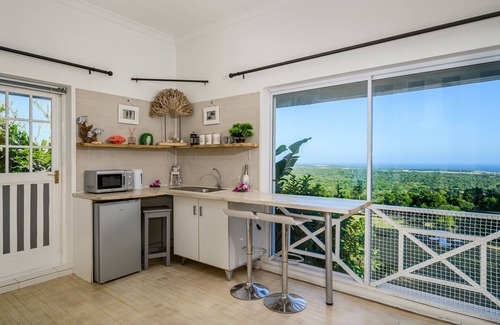 Port Elizabeth Apartment | Large Sea-Facing Apartment wth breathtaking views, private balcony & kitchenette