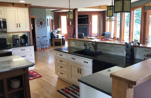 Belfast House | LARGE WATERFRONT HOME-Stunning harbor views-Walk to town-Large Deck-summer dates
