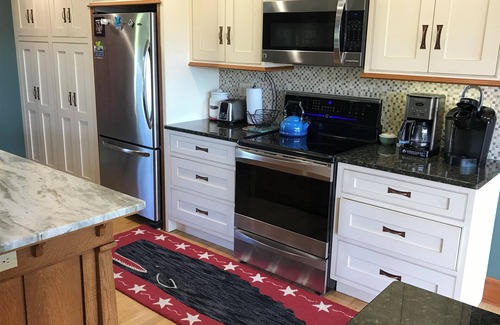 Belfast House | LARGE WATERFRONT HOME-Stunning harbor views-Walk to town-Large Deck-summer dates