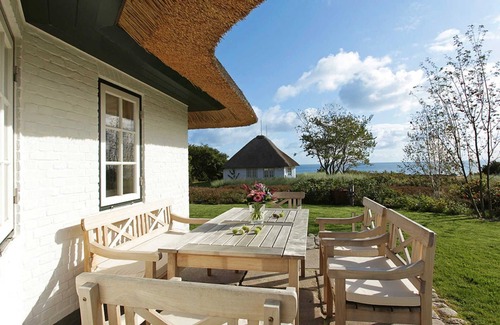 Munkmarsch Cottage | Large whale from A&M - Large whale