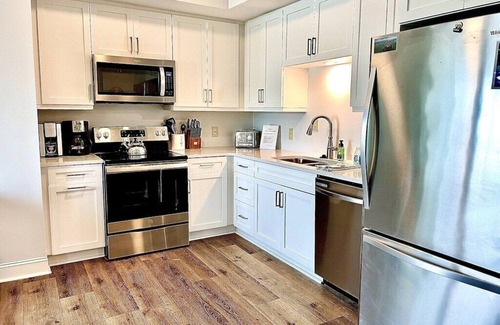 Charleston County Condo | Largest 1BR/1BA in IOP | Pool | Pet Friendly