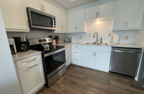 Charleston County Condo | Largest 1BR/1BA in IOP | Pool | Pet Friendly