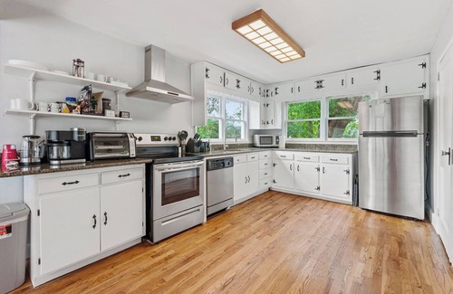 Roswell House | Largest guest capacity in walking distance to Canton St, group & pet friendly!