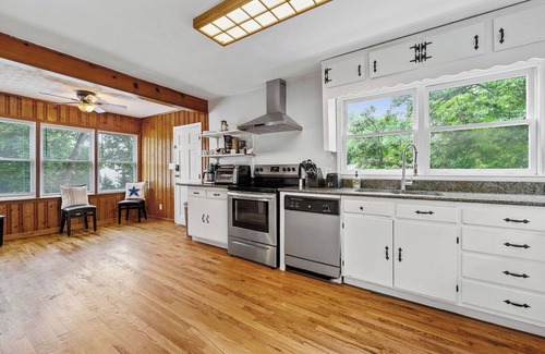 Roswell House | Largest guest capacity in walking distance to Canton St, group & pet friendly!