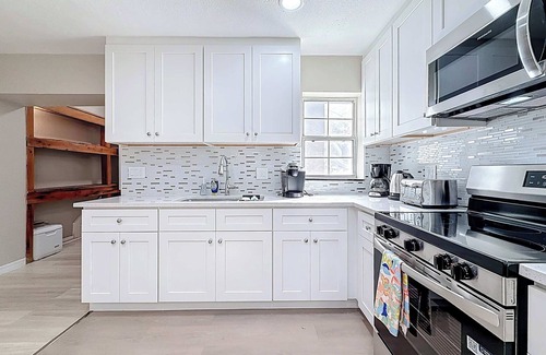 Largo House | Largo 7BR 4BA Sunny Shores Getaway