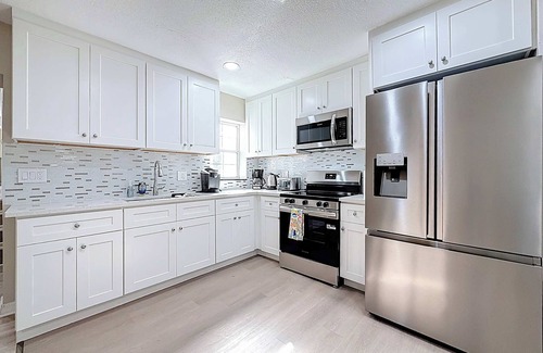 Largo House | Largo 7BR 4BA Sunny Shores Getaway