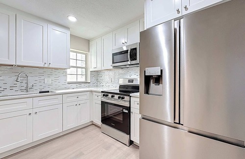 Largo House | Largo 7BR 4BA Sunny Shores Getaway