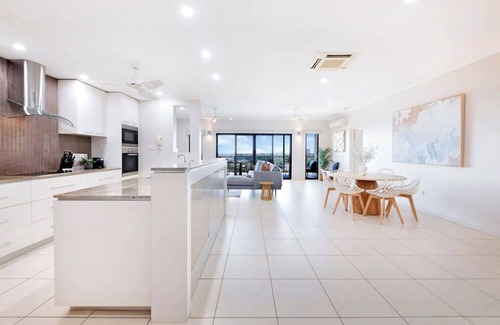 Larrakeyah Apartment | Larrakeyah Luxury Penthouse Getaway with Views
