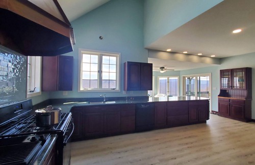 James Creek House | Last minute-900 night! Luxury mountain lake home! Stunning view! Hot Tub & More