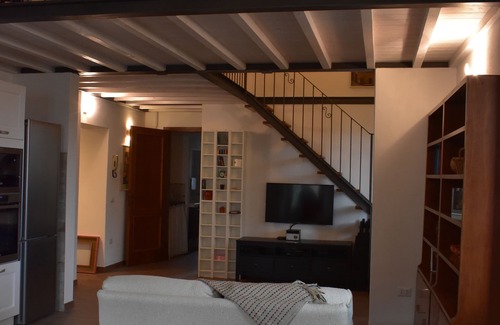 Oltrarno Apartment | Laura's House is a large bright space just 900 m. from the Boboli Gardens.