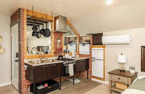 West Valley Apartment | Lavender Loft - Sleeps 2