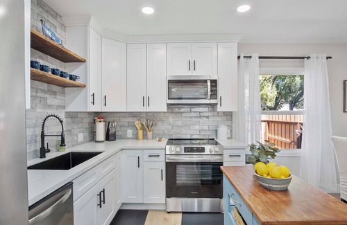Modesto House | Lavish Living Retreat - Modesto, CA