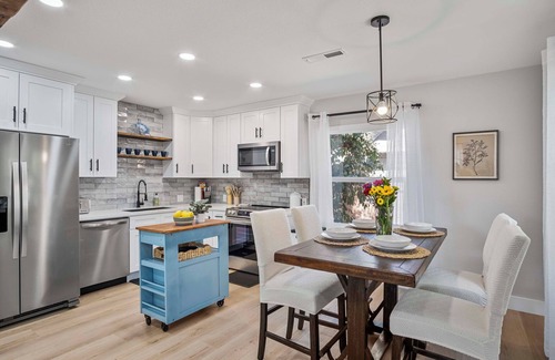 Modesto House | Lavish Living Retreat - Modesto, CA