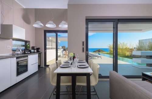 Gennadi Villa | Laysan Albatross Villa Beach Front