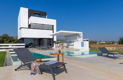 Gennadi Villa | Laysan Albatross Villa Beach Front