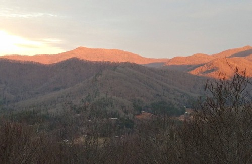 Hiawassee Cabin | Lazy Bear Cabin with views of the Blue Ridge Mountains and local attractions