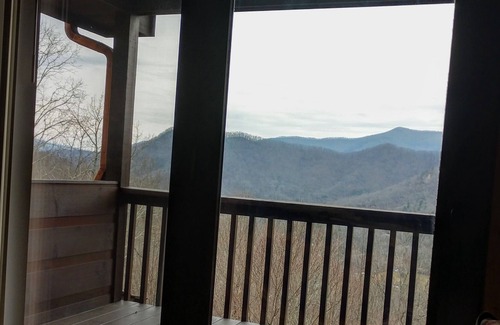 Hiawassee Cabin | Lazy Bear Cabin with views of the Blue Ridge Mountains and local attractions