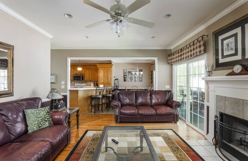 Leesville House | Lazy Days on Lakeshore - Kayaks, Fireplace, and more!