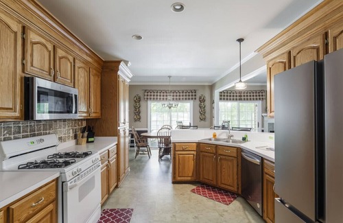 Leesville House | Lazy Days on Lakeshore - Kayaks, Fireplace, and more!