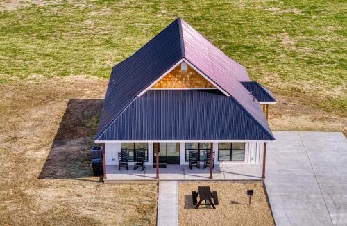 Kodak House | Lazy River Cabin, River Front, Hot Tub, WIFI, 560 in FREE Attraction tickets each paid day!