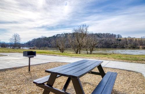 Kodak House | Lazy River Cabin, River Front, Hot Tub, WIFI, 560 in FREE Attraction tickets each paid day!