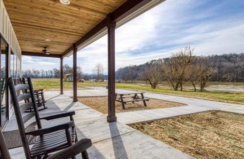 Kodak House | Lazy River Cabin, River Front, Hot Tub, WIFI, 560 in FREE Attraction tickets each paid day!