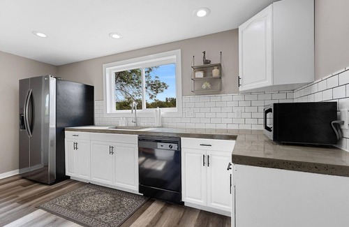 Oconto House | Lazy River Villa - Hottub Fenced Yard Sleeps 11