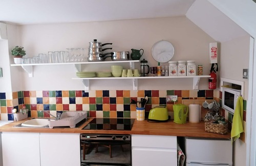 Stackpole House | 'Le Chalet' 2 bedroom sleeps 5 short walk to beach