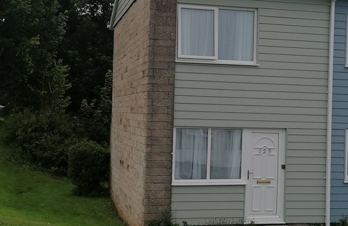 Stackpole House | 'Le Chalet' 2 bedroom sleeps 5 short walk to beach