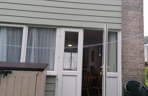 Stackpole House | 'Le Chalet' 2 bedroom sleeps 5 short walk to beach