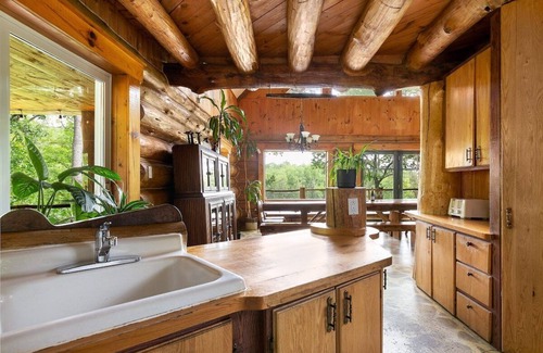 Sainte-Beatrix Ski Chalet | Le Chalet Inuksuk - Log Cabin, Waterfront, Spa