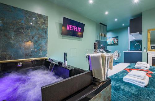 Montgeron Apartment | Le Musée d’Aphrodite/JACUZZI