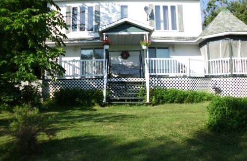 Weedon Bed & Breakfast | Le Reflet de la Rivière B&B