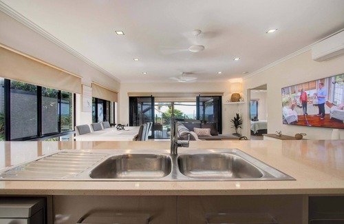 Mission Beach House | Le Reve~ Wake up to sunrises and tropical breezes!