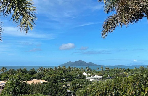 Mission Beach House | Le Reve~ Wake up to sunrises and tropical breezes!