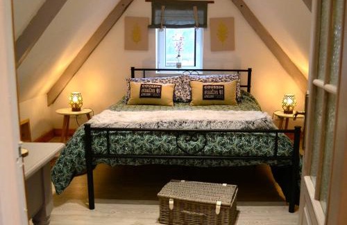 Guegon House | Le Vieux Moulin Gites - Detached cottage with garden views and pool