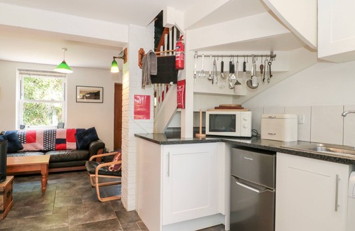 Eype Cottage | LEA COTTAGE, pet friendly, character holiday cottage in Eype