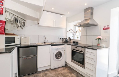 Eype Cottage | LEA COTTAGE, pet friendly, character holiday cottage in Eype