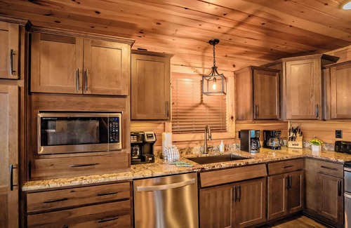 Gatlinburg - Pigeon Forge Cabin | LeConte Overlook: SPECTACULAR VIEWS! Resort Pool, Home Theater, Game Room, near Attractions!