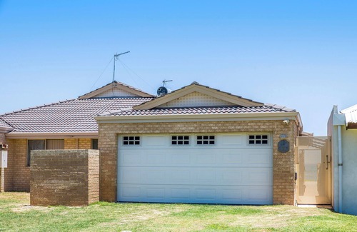 Ledge Point House | Ledge on the Beach - Nestled right by the water.