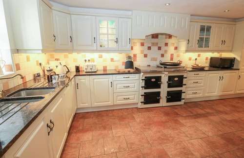 Halifax House | LEE HOUSE FARM, pet friendly, with hot tub in Shibden