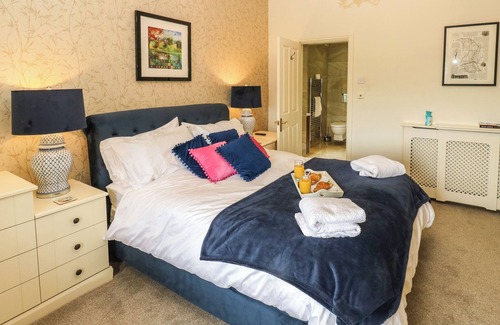 Halifax House | LEE HOUSE FARM, pet friendly, with hot tub in Shibden