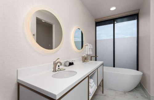 Green Bay Hotel | Legacy Hotel, Trademark Collection by Wyndham
