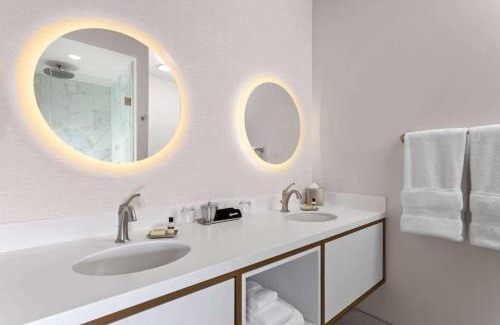 Green Bay Hotel | Legacy Hotel, Trademark Collection by Wyndham