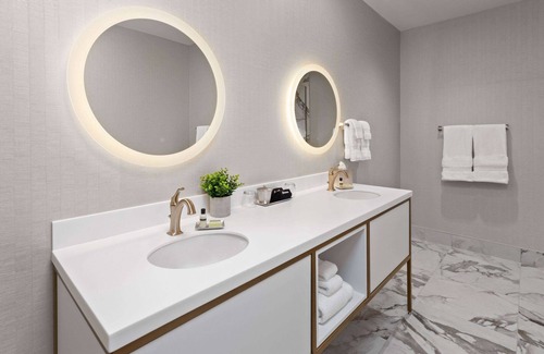 Green Bay Hotel | Legacy Hotel Trademark Collection By Wyndham