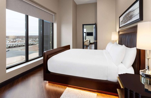 Green Bay Hotel | Legacy Hotel Trademark Collection By Wyndham