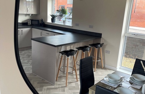 Leicester House | Leicester City Centre Service Accommodation, 11min walk to eateries and bars.