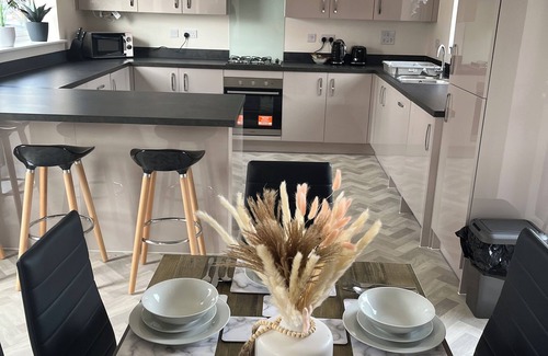 Leicester House | Leicester City Centre Service Accommodation, 11min walk to eateries and bars.